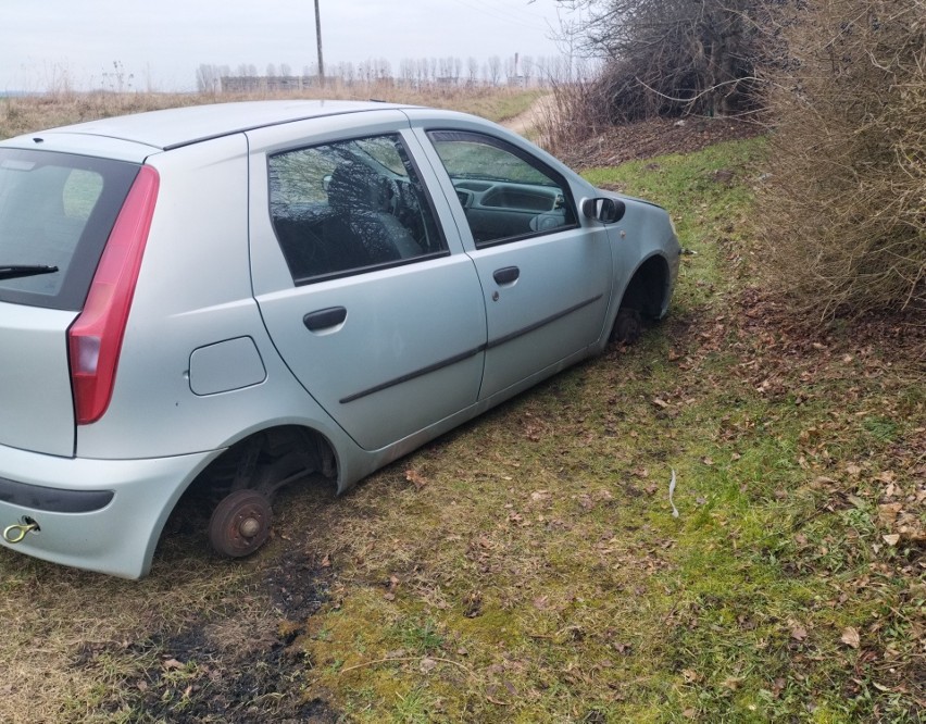 Porzucony w rejonie ulicy Czesława Miłosza w Słupsku fiat...