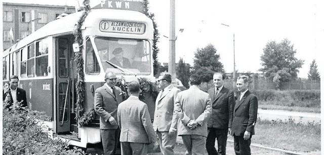 Lata 70. ubiegłego wieku. Większość miast w Polsce odwraca się od tramwajów. W Częstochowie  jest inaczej. Przedłużana jest linia tramwajowa, kupowane są nowe tramwaje