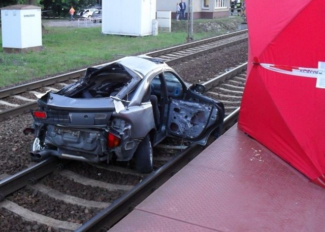 Śmiertelny wypadek pod Koluszkami! Samochód wjechał pod pociąg na strzeżonym przejeździe kolejowym