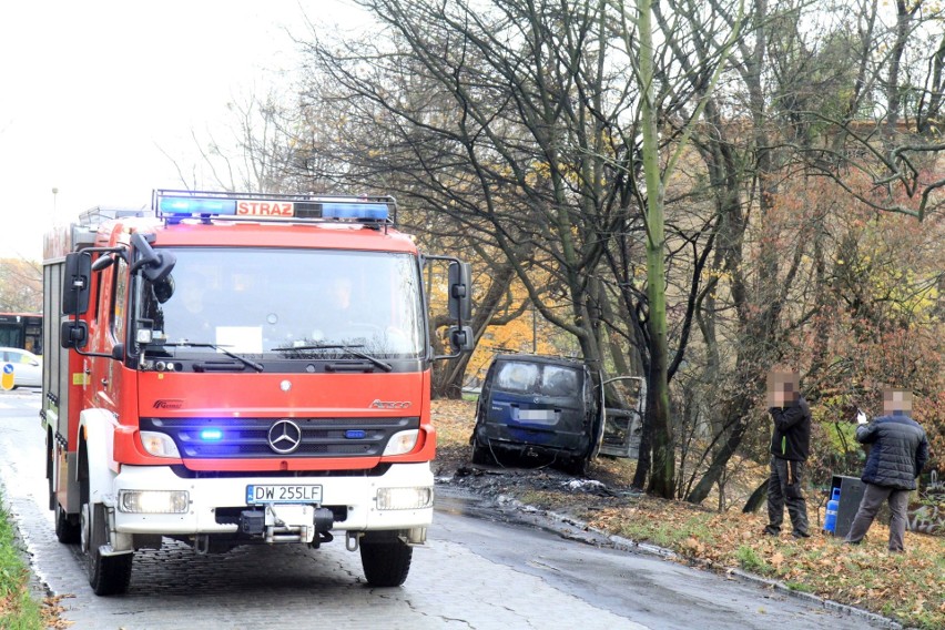 Na Mickiewicza spłonął mercedes. Duże utrudnienia w ruchu