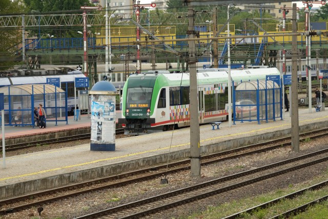 Od niedzieli zmienią się godziny kursowania pociągów. Do 17 grudnia utrzyma się autobusowa komunikacja zastępcza na odc. Hajnówka – Czeremcha. Prawdziwa rewolucja ma być od stycznia. I to na korzyść pasażerów. Będzie więcej połączeń z Białegostoku do Szepietowa, Ełku oraz Czeremchy.