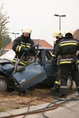 Piotrków Kuj. Volkswagen uderzył w opla astrę. Kobieta trafiła do szpitala