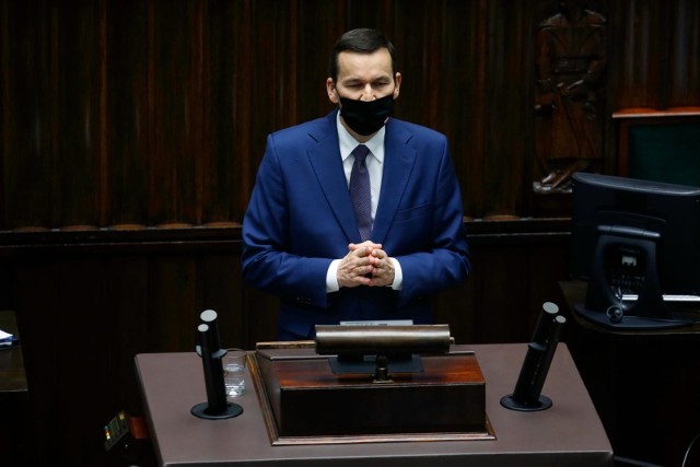 Premier zapowiedział w środę podjęcie decyzji o przejściu na edukację hybrydową lub zdalną także w starszych klasach podstawówek. Wiceprezydent Łodzi, odpowiedzialna za oświatę, jest za dwutygodniową przerwą w nauce, aby przystosować szkoły do systemu mieszanego. Zebraliśmy też m.in. opinie dyrektorów podstawówek z regionu. >>> Czytaj dalej na kolejnym slajdzie >>>