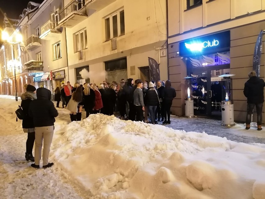 Adam Biegluk opublikował zdjęcie sprzed SkyClub Białystok...