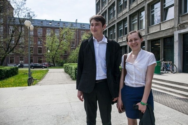 Karolina i Kacper, absolwenci ŁO PŁ, po egzaminie z matematyki na poziomie rozszerzonym.