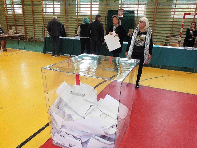 Podczas głosowania w starachowickiej Obwodowej Komisji Wyborczej numer 2. Więcej zdjęć z głosownia na kolejnych slajdach.