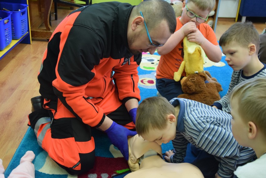 Na zdj: Mały Kondziu uczy się, jak udzielać pierwszej...