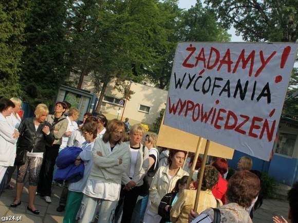 Sanitariuszki boją się, że nigdzie nie znajdą nowej pracy. Protestują od kilku miesięcy.