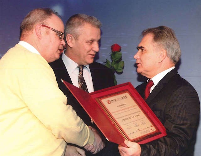 Dr Dieter Stanislawski oraz Marek Hoppe (z lewej) odbierają nagrodę z rąk przewodniczącego Kapituły Plebiscytu, Witolda Buczyńskiego.