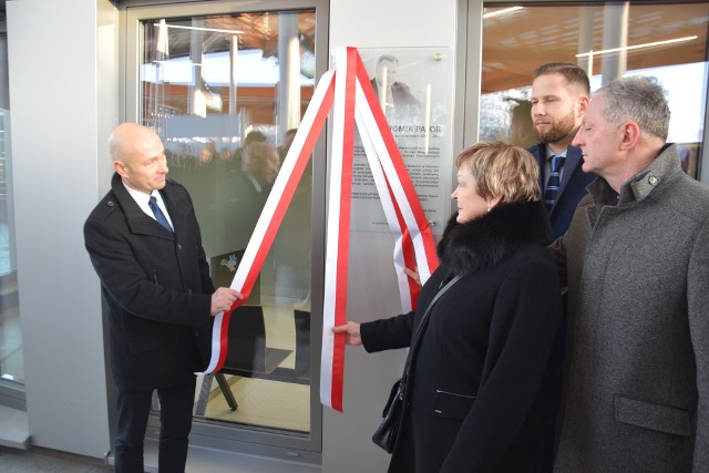 Płytę na budynku centrum przesiadkowego odsłoniła m.in. Zuzanna Pajor, wdowa po prezydencie.