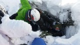 Akcja ratunkowa GOPR w masywie Skrzycznego. Snowboardzista wpadł do tzw. studni drzewnej