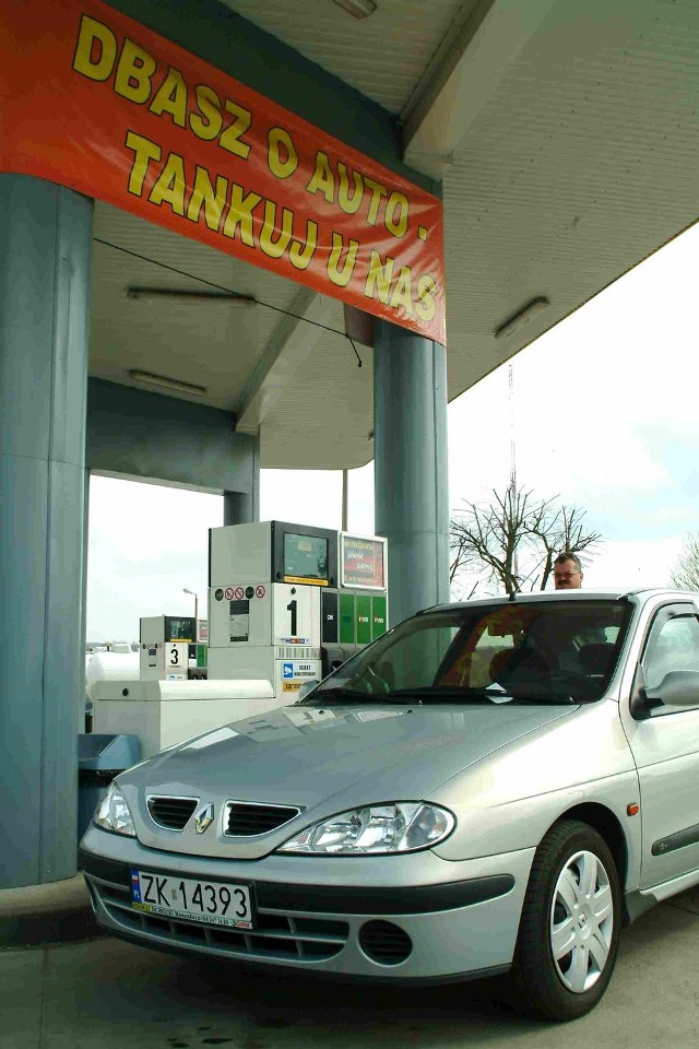 Miejski Zakład Komunikacji zachęca zmotoryzowanych do tankowania właśnie u nich. Jeżeli nadal MZK będzie tak windował ceny, to nie przyjedzie tu pies z kulawą nogą. Kierowcy oprócz jakości paliwa dbają także bowiem o swoje portfele.