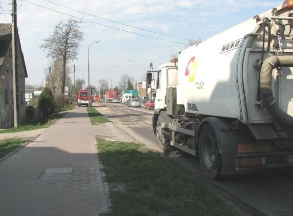 W porządkowaniu ulicy WojskaPolskiego pomagali pracownicy i...