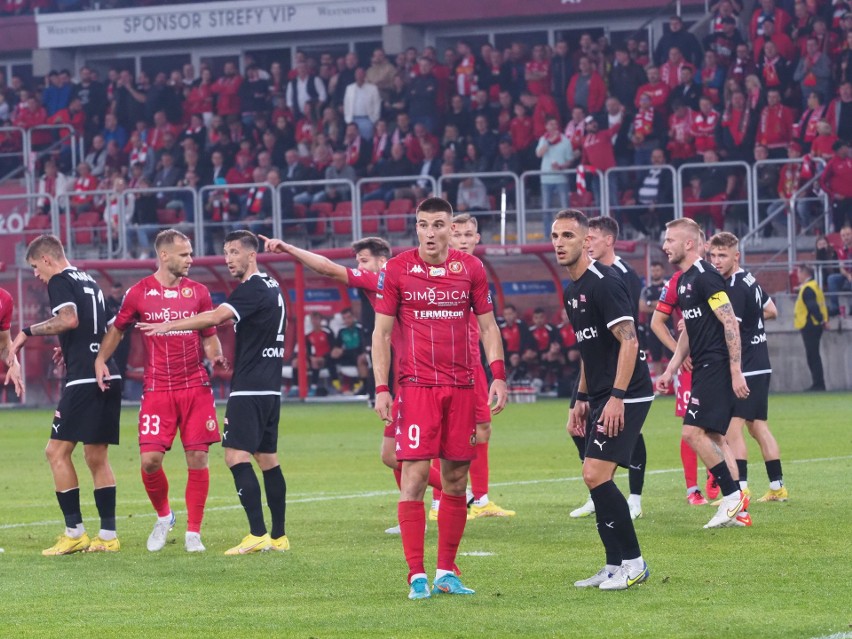 Piłkarze Widzewa przed meczem z Cracovią. Czy łodzianom uda się znów zbliżyć się  do podium w tabeli ekstraklasy?