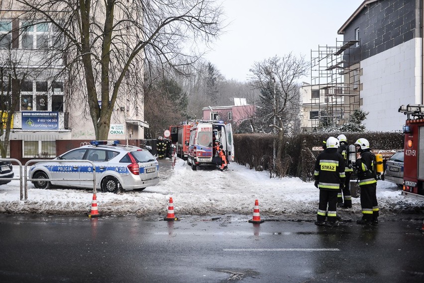 Pożar mieszkania w Gdyni. Ogień w wieżowcu na Witominie. Ewakuowano 200 mieszkańców [ZDJĘCIA, WIDEO]