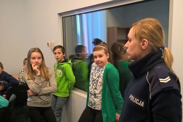 Z dziećmi rozmawiała st. sierż. Monika Broda z Wydziału Prewencji  KPP w Żaganiu.