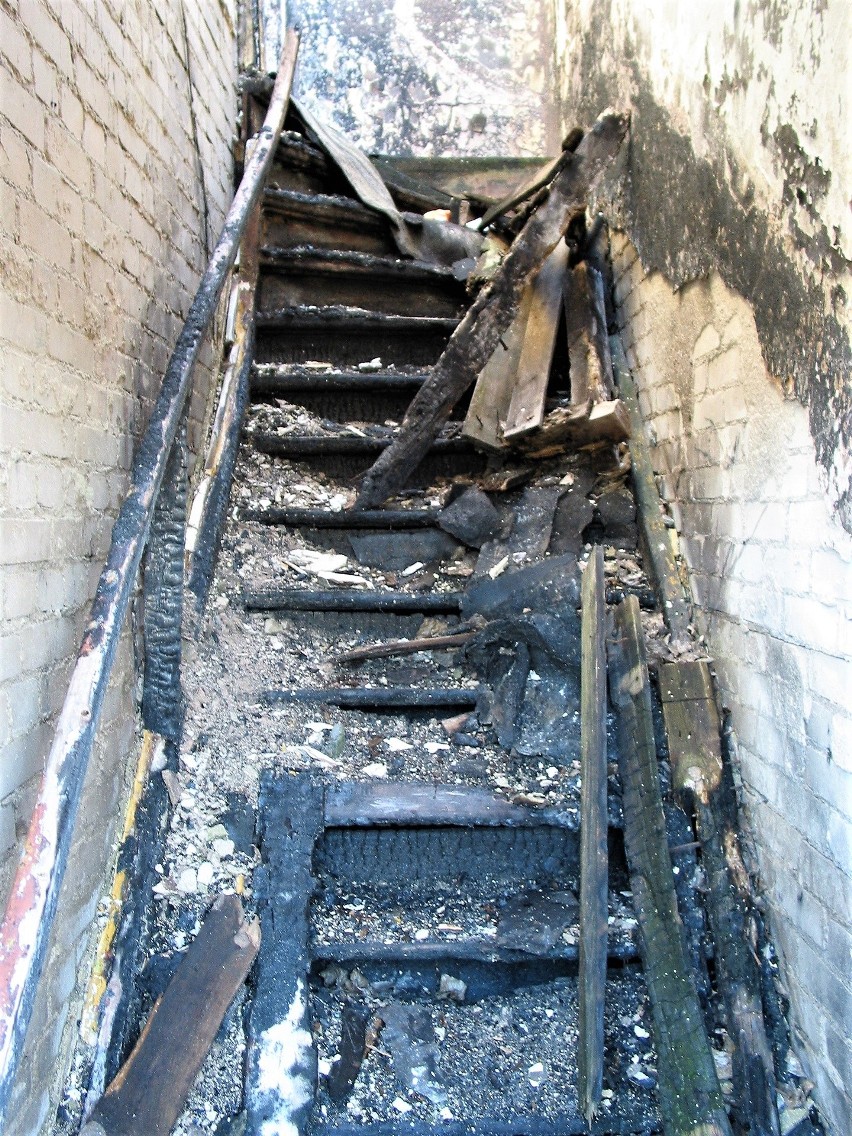 Wypalone schody na piętro chaty, która kiedyś mieściła...