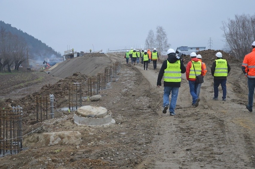 Prace przy budowie obwodnicy Chełmca mimo mrozów postępują. We wakacje przejedziemy nową drogą. Zobaczcie zdjęcia z placu budowy