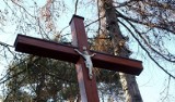 Gdańsk: Zdewastowano krzyż na Cmentarzu Ofiar Hitleryzmu. Nieznany sprawca pomazał go wulgarnymi napisami. Policja prowadzi dochodzenie