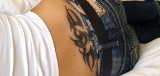 Nastolatki chętnie tatuują ciało. Tatuaż na żebrach jest popularny, choć bardzo bolesny (wideo)