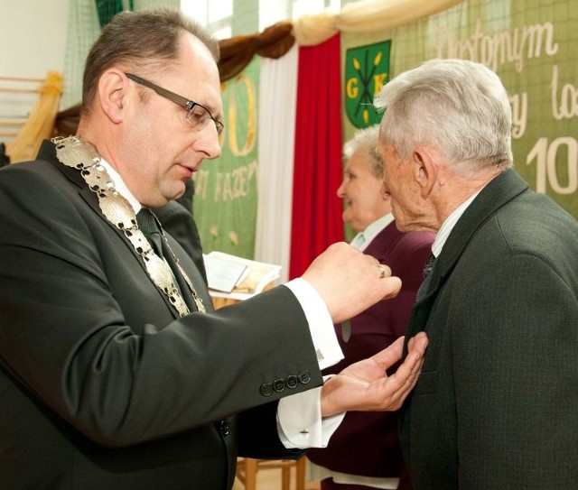 Medale wręczał jubilatom wójt Krzysztof Słonina.