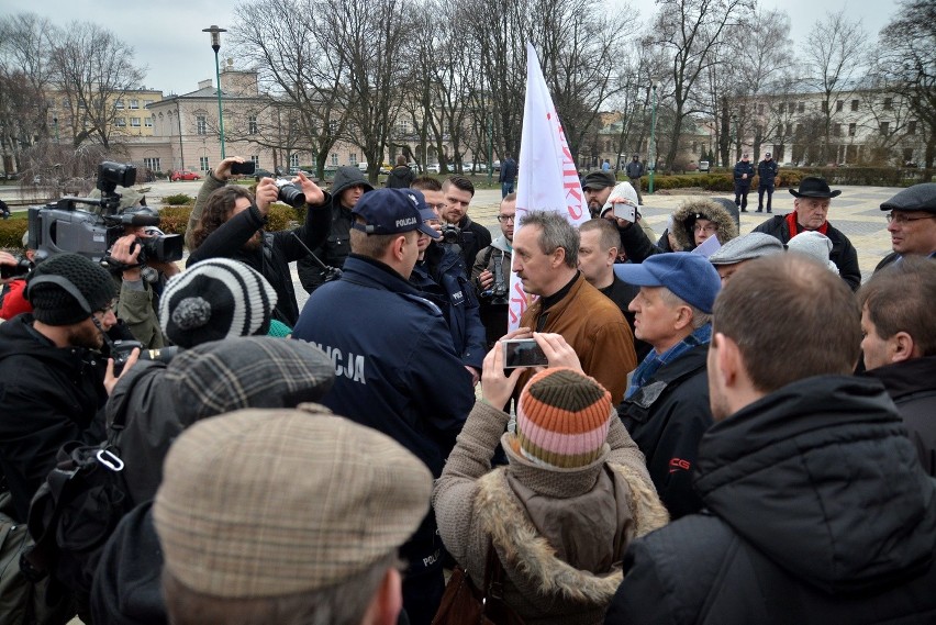 Komitet Obrony Demokracji manifestował w Lublinie. "Beata opublikuj!" [ZDJĘCIA, WIDEO]