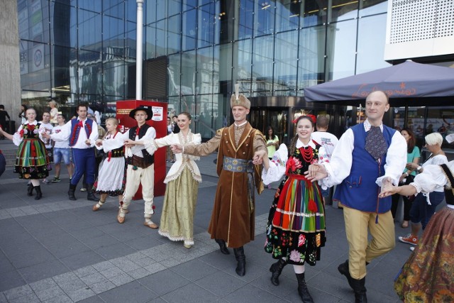 Polonez przed Galerią Katowicką promował Szlachetną Paczkę