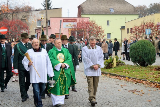 Święto rozpoczęło się od przemarszu z rynku w Przewozie do kościoła. Podczas mszy św. myśliwi składali dary lasu na ręce Księdza Proboszcza Jerzego Kota, min. grzyby, wędlinę i jagody. Na nabożeństwie wierni modlili się w intencji zmarłych z koła łowieckiego.- Jest to najważniejsze święto dla myśliwych. Czekamy na nie cały rok – mówi Z. Jankowski.W uroczystości brali udział Górale Czadeccy, a na rogach grała rodzina Zubów. W Przewozie zgromadzili się wszyscy łowczy wraz z rodzinami, a także władze gminy. Po mszy św. członkowie klubu udali się na biesiadę, żeby wspominać miniony sezon.