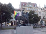 Chełmno - flaga LGBT na pomniku kawalerzysty w centrum. Policja szuka dwóch osób. Burmistrz nie chce komentować 