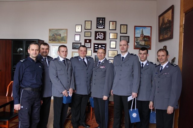Nagrodzono policjantów z Pyrzyc i Gryfina za ratowanie życia.