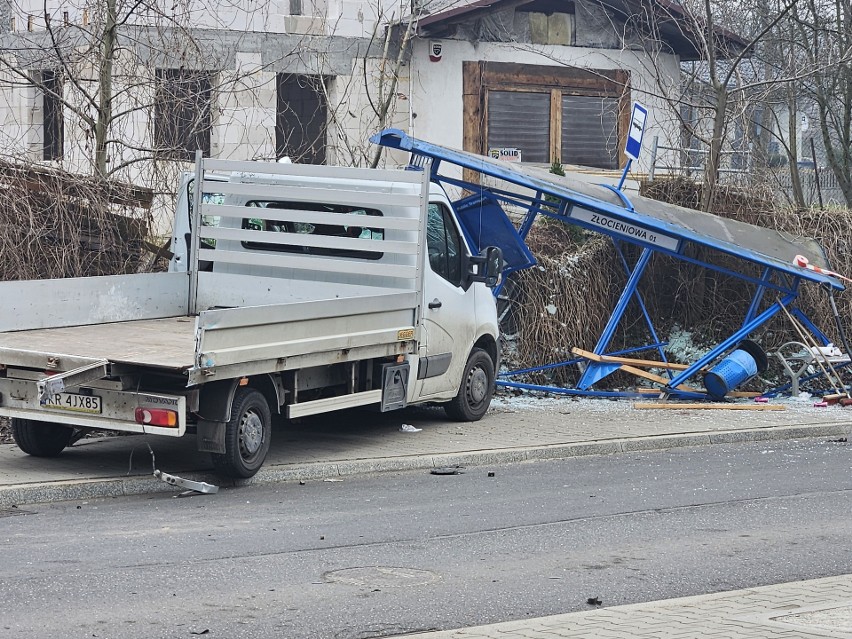 Kraków. Poważny wypadek na Złocieniu. Przystanek autobusowy, na którym stali ludzie - skasowany