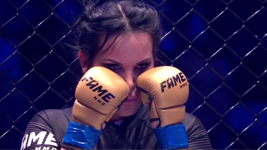 Fame MMA 3. Monika "Esmeralda" Godlewska pokonana! Jak wyglądała jej walka z Martą Linkiewicz w MMA? [WIDEO Z WALKI, ZDJĘCIA]