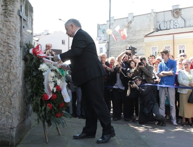 Jarosław Kaczyński, lider Prawa i Sprawiedliwości złożył kwiaty pod pomnikiem radomskiego Czerwca' 76 .