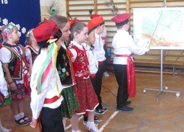 W hołdzie dla Niepodległej. Akademia patriotyczna w szkole w Brzostkowie 