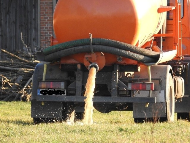 Pieniądze nie śmierdzą, ale za małe pieniądze nikt się nie kwapi do śmierdzącej roboty. W gminie Prudnik ok. 400 domów w wioskach nie ma kanalizacji i musi korzystać z szamb, a potem je opróżniać.