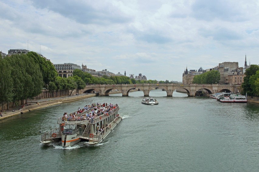 Zwiedzanie Paryża z pokładu łodzi płynącej po Sekwanie to...