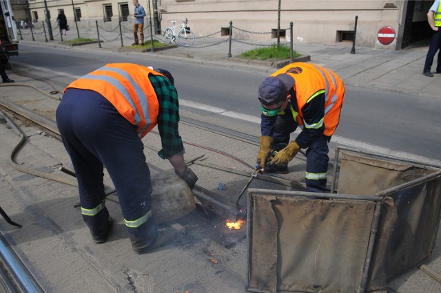 Wybrzuszona szyna na ul. Basztowej w Krakowie (zdjęcie z kwietnia 2015 r.)