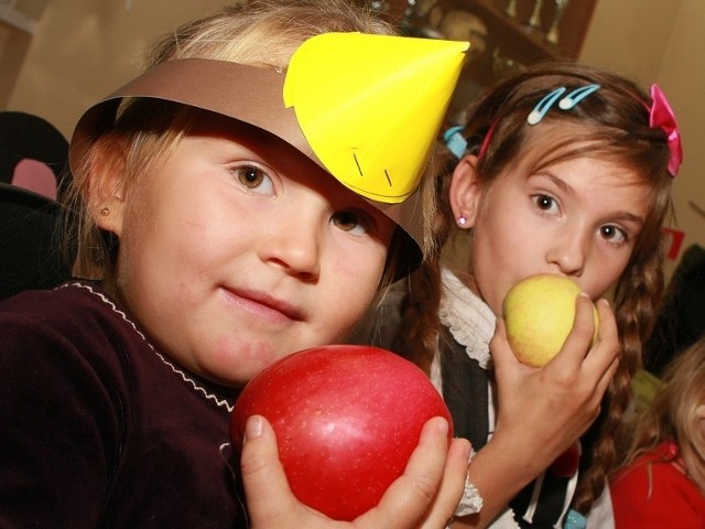 - Jabłka są pyszne i zdrowe &#8211; przekonywały Gabrysia Turczyn i Oliwia Kierzkowska.