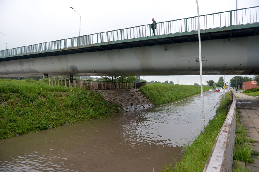 Zalana ulica Wilsona pod mostem im. Ryszarda Siwca w Przemyślu [ZDJĘCIA]