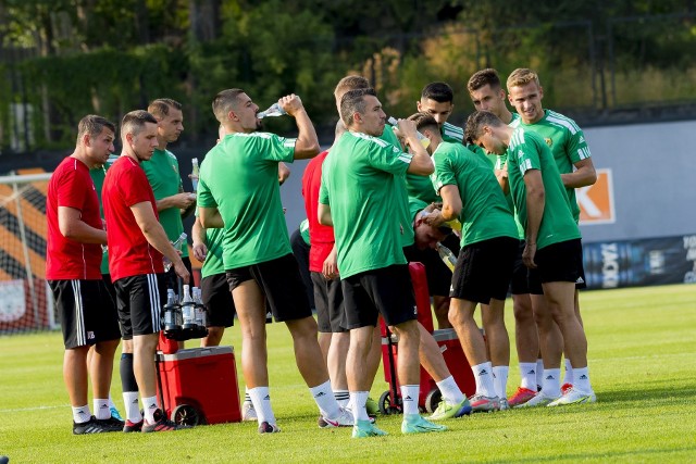 ARARAT - ŚLĄSK. W czwartek o godz. 15 czasu polskiego Śląsk Wrocław zagra na wyjeździe z Araratem Erywań w pierwszym meczu II rundy eliminacji Ligi Konferencji UEFA. Oto przewidywany skład WKS-u na to spotkanie.WAŻNE! Do kolejnych piłkarzy można przejść za pomocą gestów lub strzałek