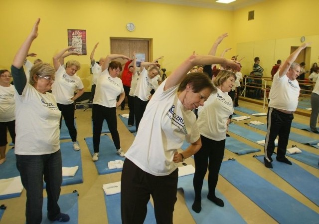 Fizjoterapeuta  Grażyna Brzuszkiewicz &#8211; Kuźmicka pokazywała seniorom jakie ćwiczenia są dla nich dobre.