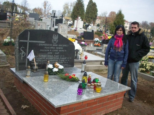 Nie zaszkodzi chwila refleksji na grobami partyzantów &#8211; twierdzi Anna Serwicka z Garbacza, która przybyła na cmentarz ze swym chłopakiem Sebastianem Gonciarzem.