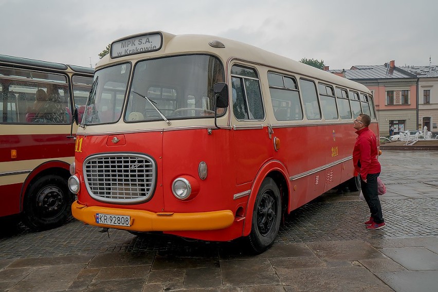 Nowy Sącz. Miejskie Przedsiębiorstwo Komunikacji świętuje jubileusz 70-lecia. W tym roku na ulicach miasta pojawią się 24 nowe autobusy