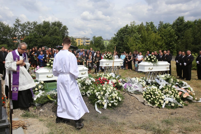 Mieszkańcy Bytomia pożegnali ofiary wybuchu gazu. To matka i...