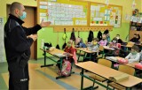 Dzielnicowy odwiedził najmłodszych uczniów ze szkół podstawowych w gminie Bytów