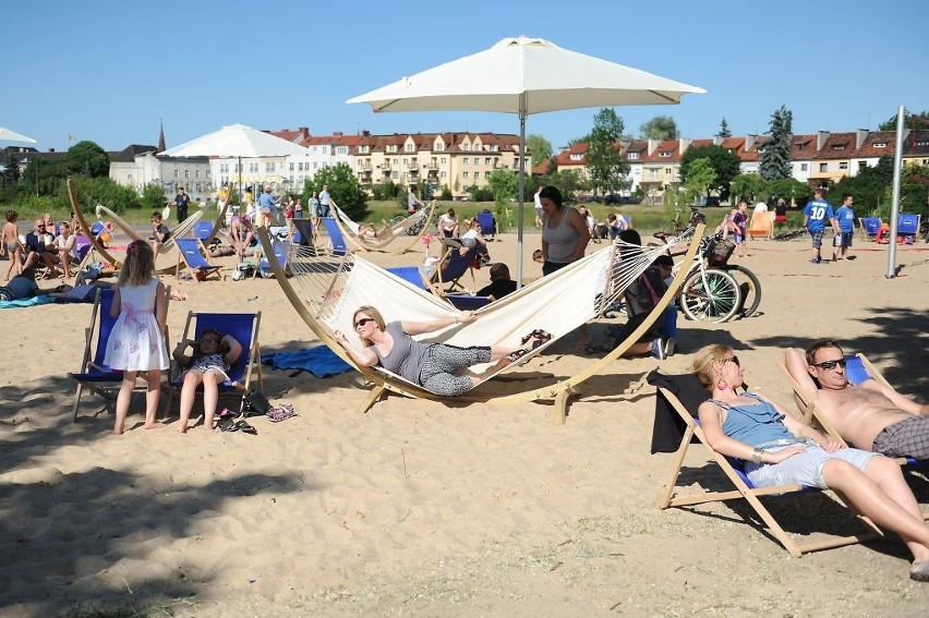 Poznaniacy odpoczywają na plażach miejskich nad Wartą