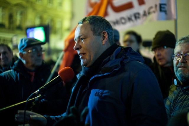 17.12.2016 bydgoszcz ulica gdanska demonstracja antyrzadowa prezydent bydgoszczy rafal bruski fot. filip kowalkowski/polska press