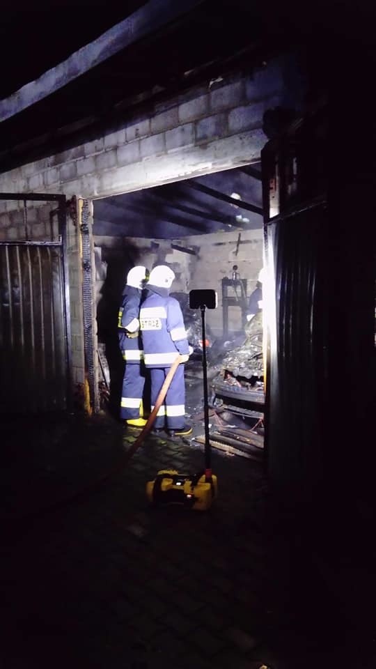 Pożar wybuchł w garażu w Tynicy w gminie Tczów.
