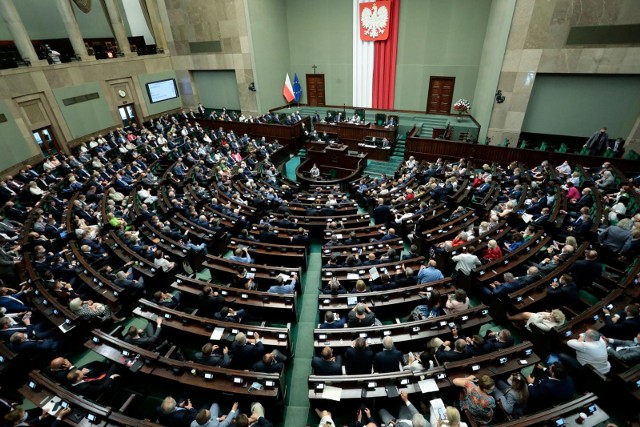 W środę rozpoczyna się posiedzenie Sejmu. Posłowie zajmą się ustawą „Lex TVN” i wotum nieufności wobec ministra Przemysława Czarnka 