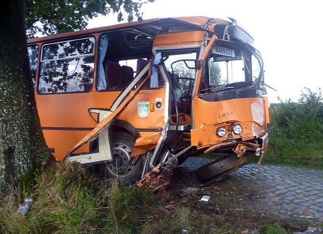 Wypadek autobusu szkolnego koło Karnic.